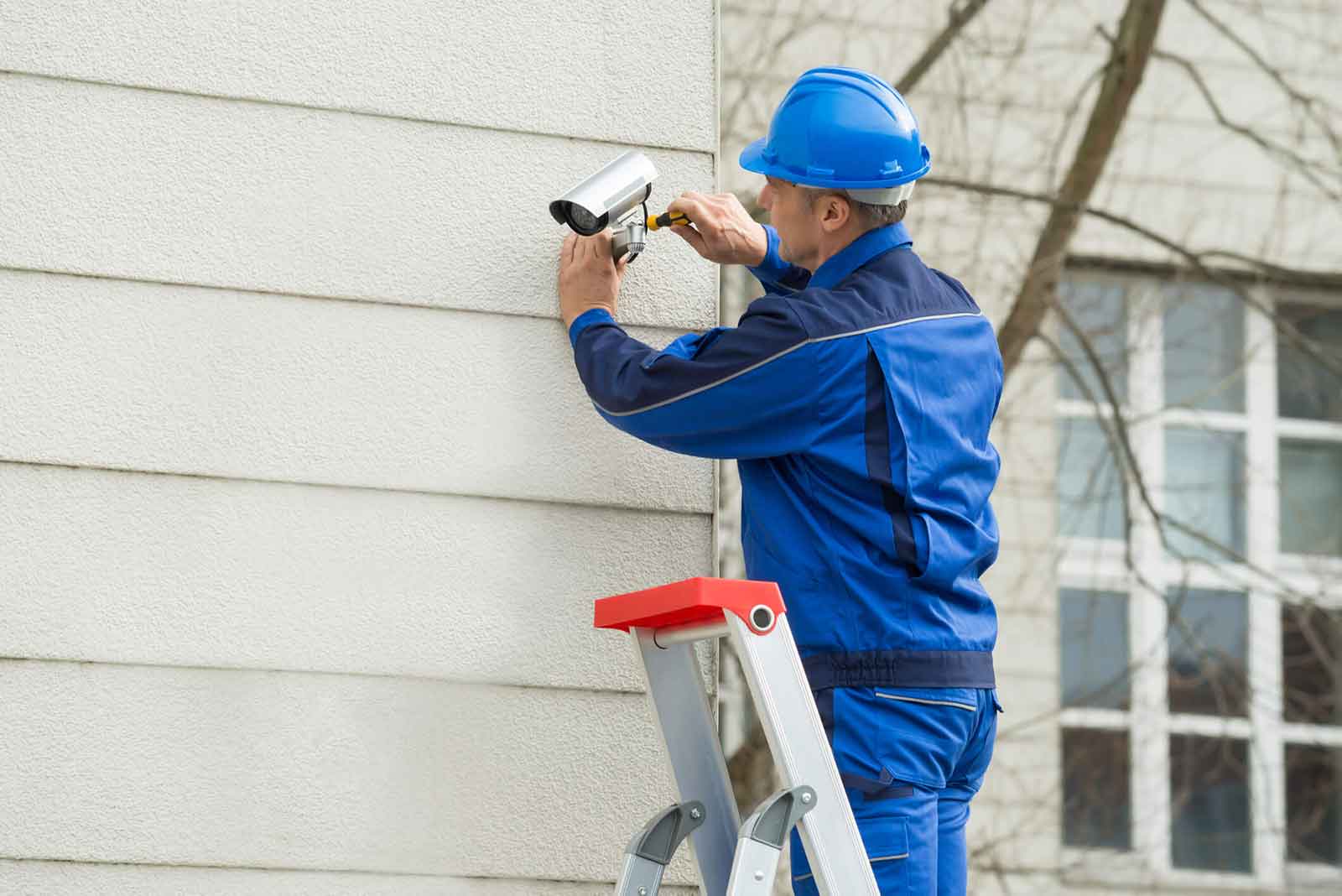 Instalowanie zewnętrznych kamer bezprzewodowych do ochrony